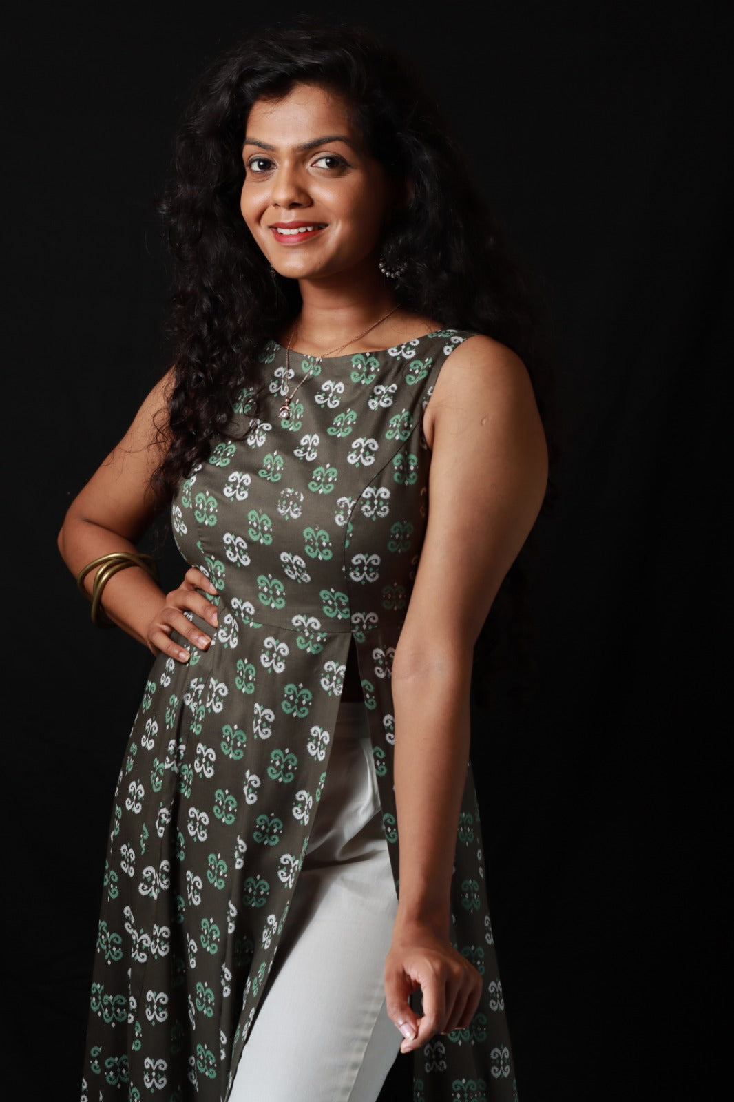 Dark colored sleeveless kurthi with white pants